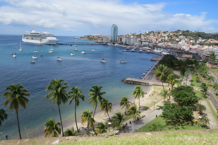 Остров Мартиника затваря заради COVID бум